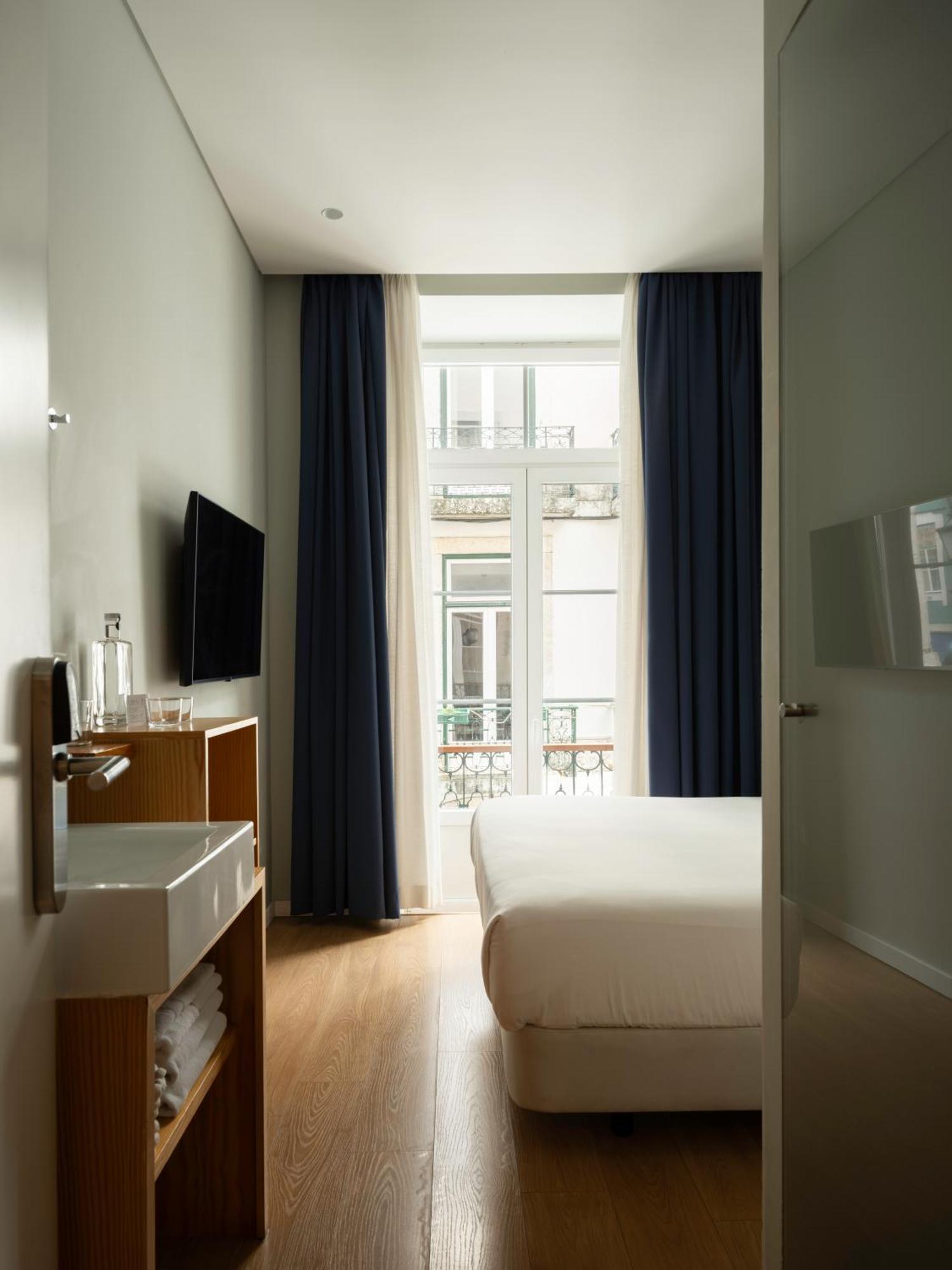 Small Room City View,1758444197:JPEG