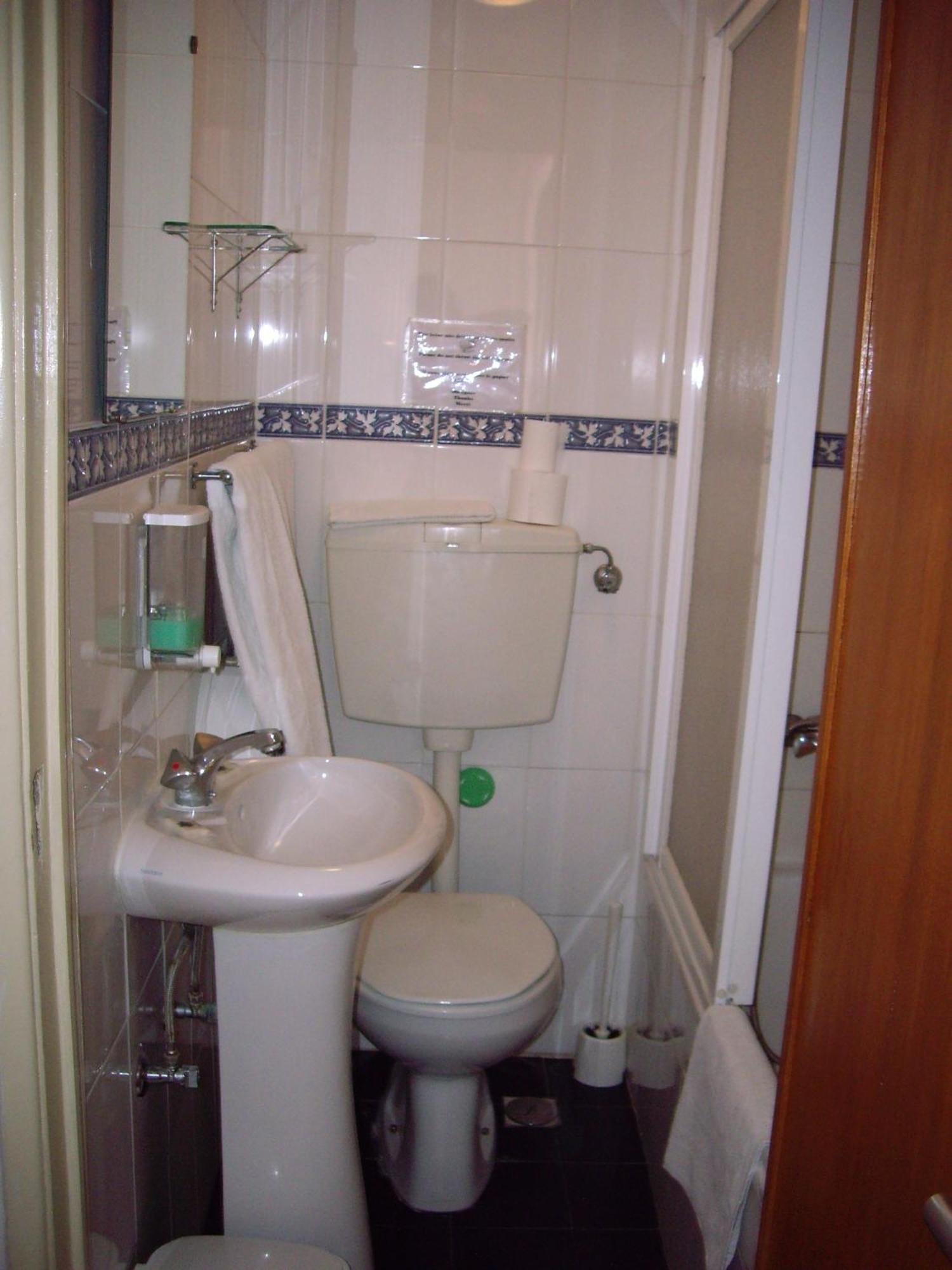 Quarto Individual com Chuveiro e WC Partilhados